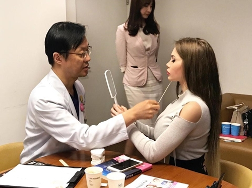 “Búp bê sống” chơi trội cấy ghép lông mi từ…lông mu