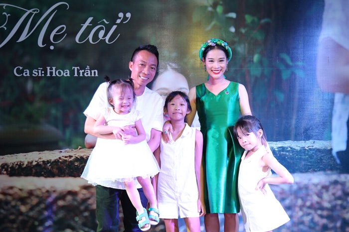 Ca sĩ Hoa Trần: Tình mẹ và ngọn lửa đam mê ca hát