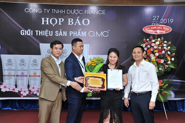 Công ty TNHH Dược France họp báo ra mắt sản phẩm OMC