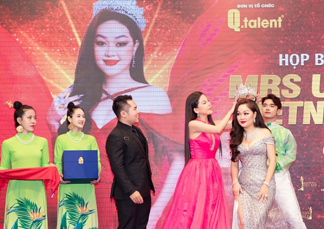 Đại diện Việt Nam Hoàng Thanh Nga chinh chiến trên đấu trường Mrs Universe 2022 tại Bulgaria