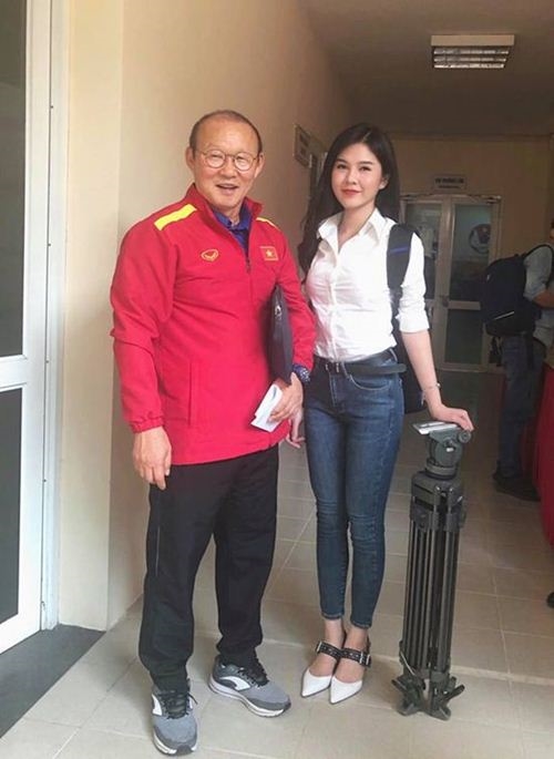 MC ”đeo bám” HLV Park Hang-Seo xinh đẹp trước thềm chung kết AFF Cup 2018