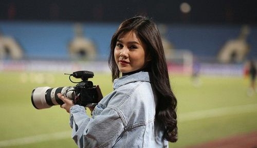 MC ”đeo bám” HLV Park Hang-Seo xinh đẹp trước thềm chung kết AFF Cup 2018