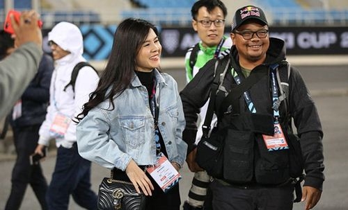 MC ”đeo bám” HLV Park Hang-Seo xinh đẹp trước thềm chung kết AFF Cup 2018