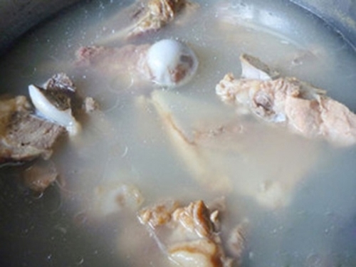 “Miêu nữ” 52 tuổi vẫn trẻ khó tin nhờ uống thứ nước có ở hàng phở