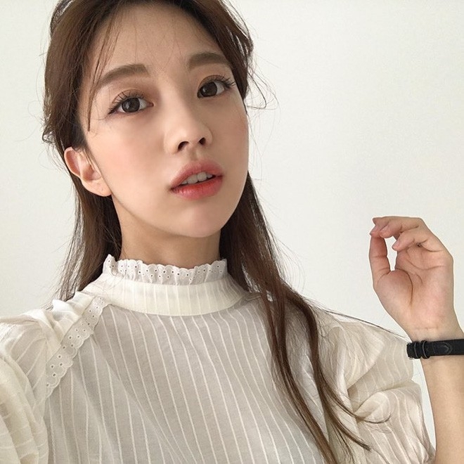 Mùa hè đang chuẩn bị ập đến mà da thì hay bóng nhờn, các nàng đã biết dùng giấy thấm dầu đúng cách chưa?