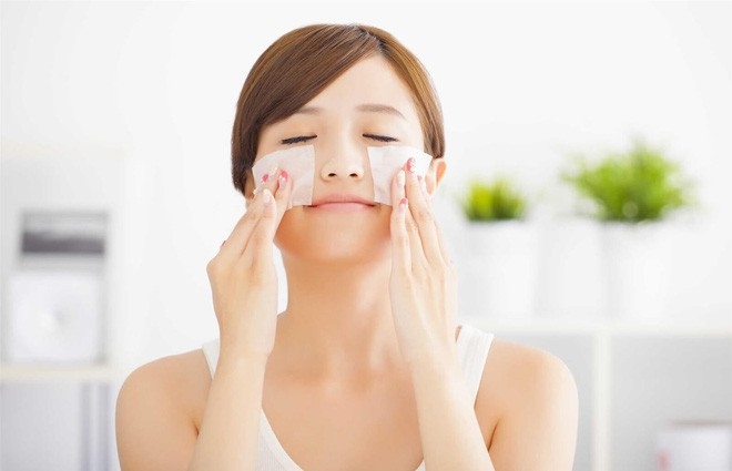 Mùa hè đang chuẩn bị ập đến mà da thì hay bóng nhờn, các nàng đã biết dùng giấy thấm dầu đúng cách chưa?