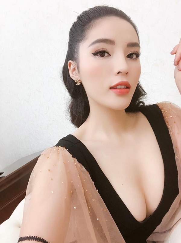 Ngân 98 nâng vòng 3, Lệ Quyên rút sụn mũi... gây xôn xao