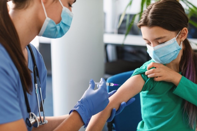 Tiêm vaccine phòng COVID-19 cho trẻ từ 5-11 tuổi, cha mẹ cần chuẩn bị gì?