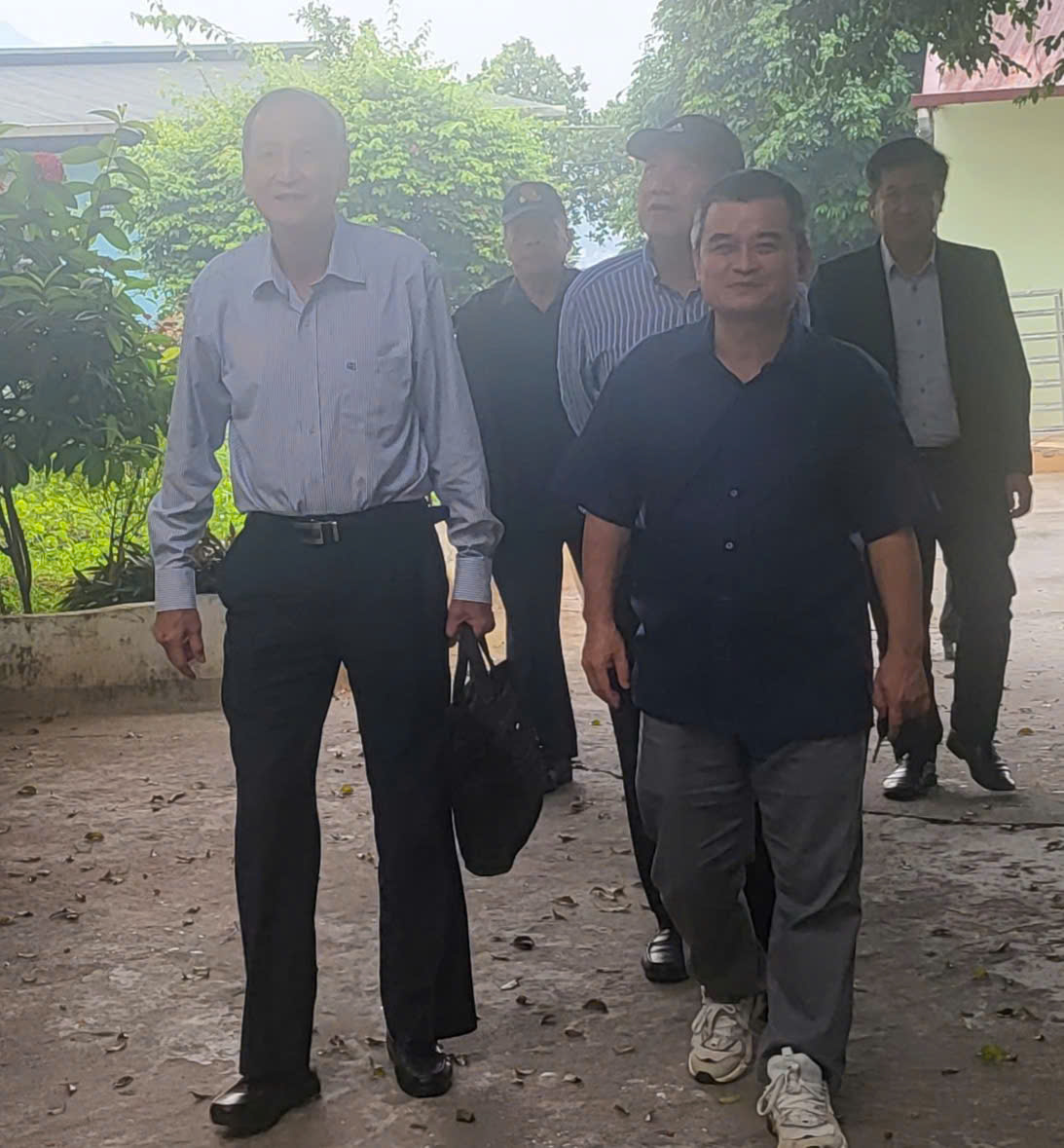 Chủ tịch Hiệp hội Tinh dầu - Hương liệu - Mỹ phẩm Việt Nam Đỗ Duy Phi (bên trái ngoài cùng) nhấn mạnh rằng không có doanh nghiệp hay người trồng nào có thể phát triển đơn lẻ trong ngành này. Ảnh: T.D.P