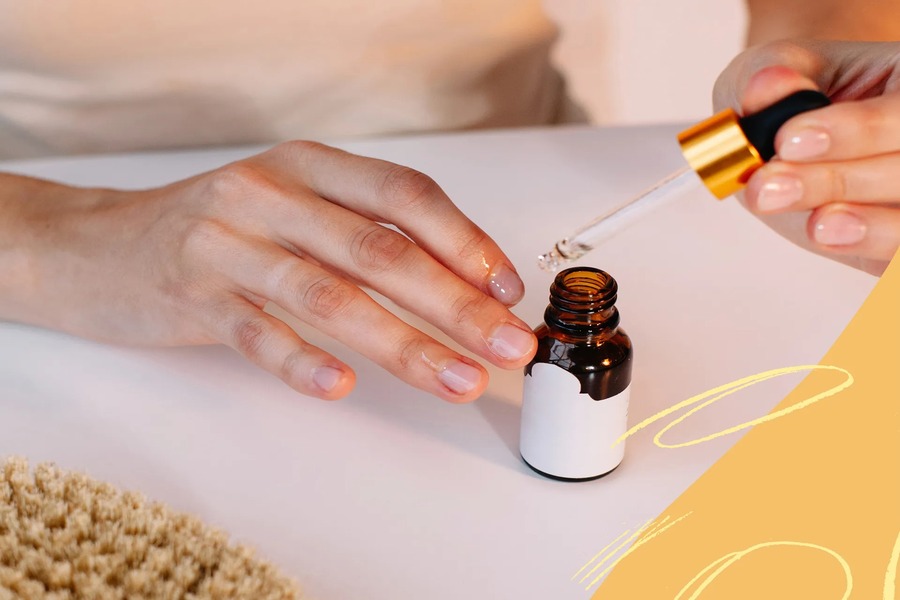 Thoa dầu dưỡng móng hằng ngày để có móng tay khỏe đẹp.