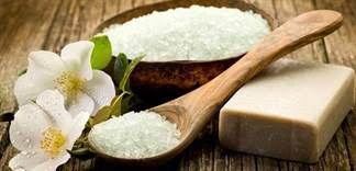 Muối làm giảm sưng môi