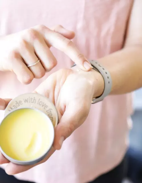 5 điều cần biết trước khi sử dụng nước hoa khô dạng sáp