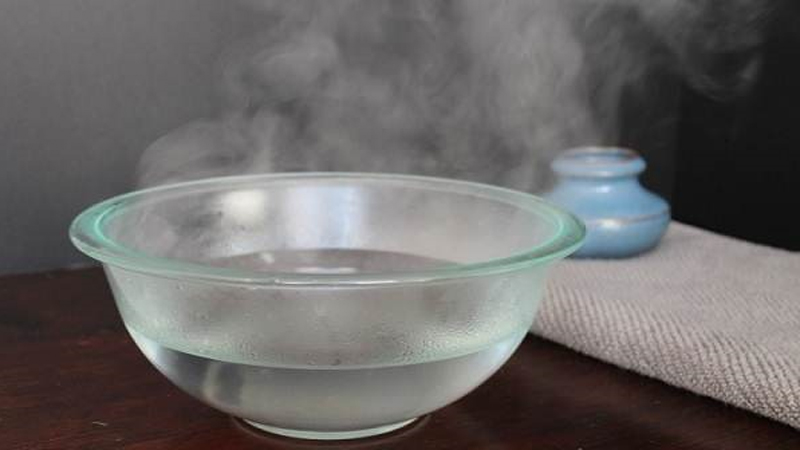 Rửa mặt bằng nước nóng trong quá trình chăm sóc da khiến da khô, mất cân bằng.