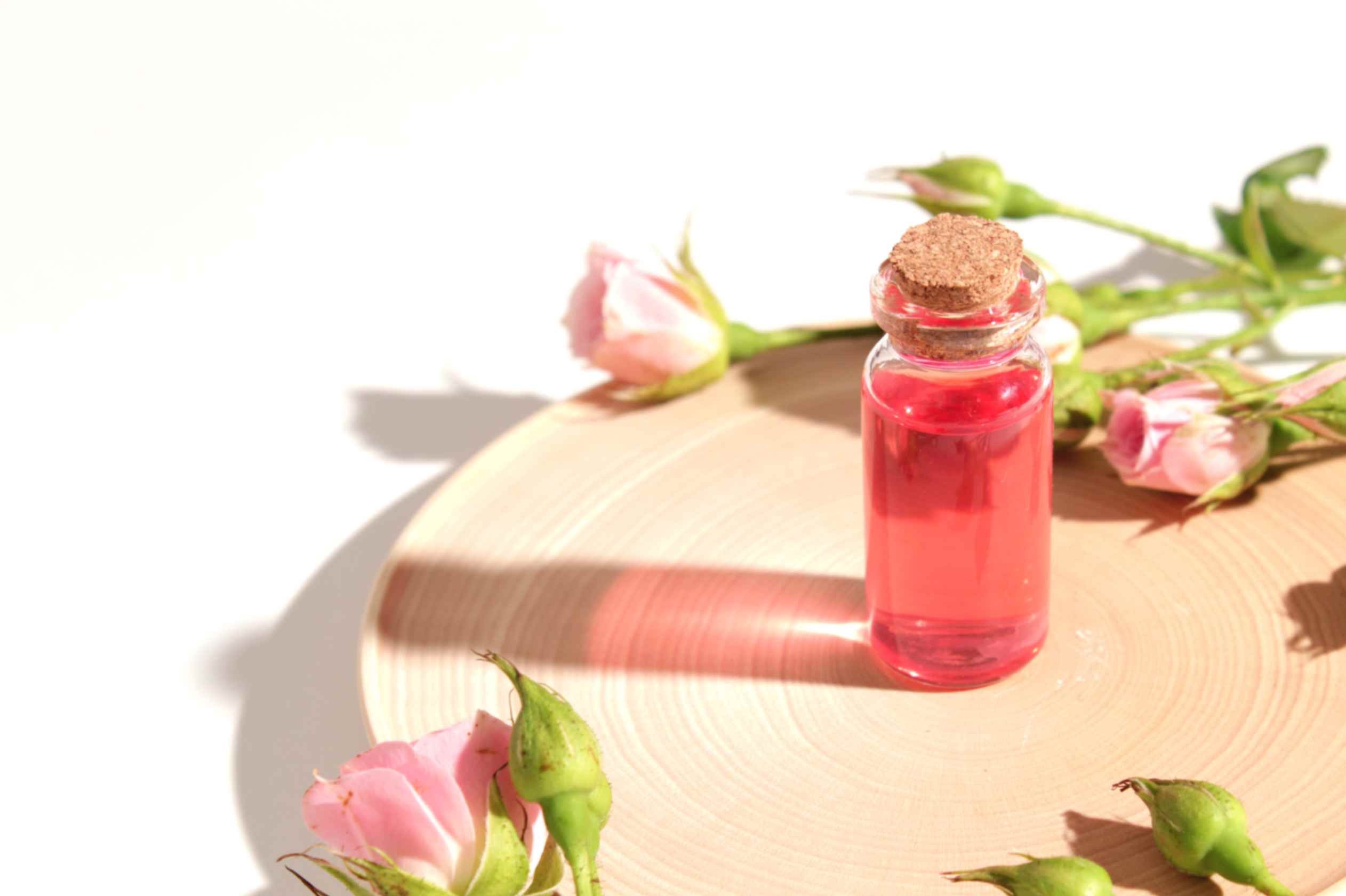 Tinh dầu hoa hồng được công nhận là loại tinh dầu tốt nhất cho da.