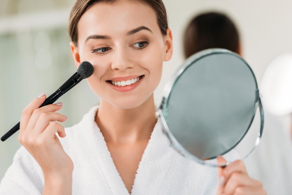Khi mua mỹ phẩm, tránh các sản phẩm có chứa thành phần gây kích ứng.