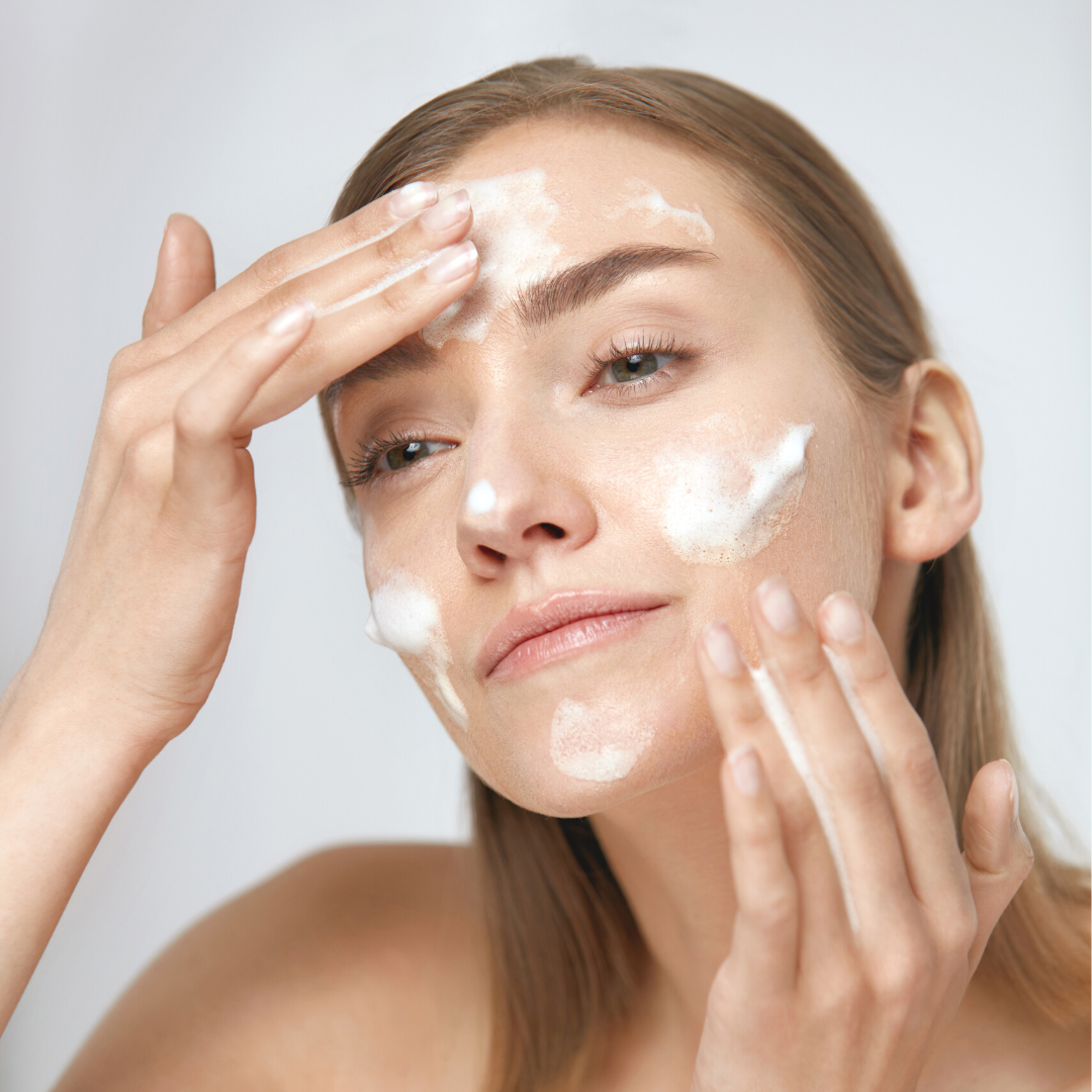 Chăm sóc da nên chọn loại sữa rửa mặt dịu nhẹ, phù hợp với loại da của mình.