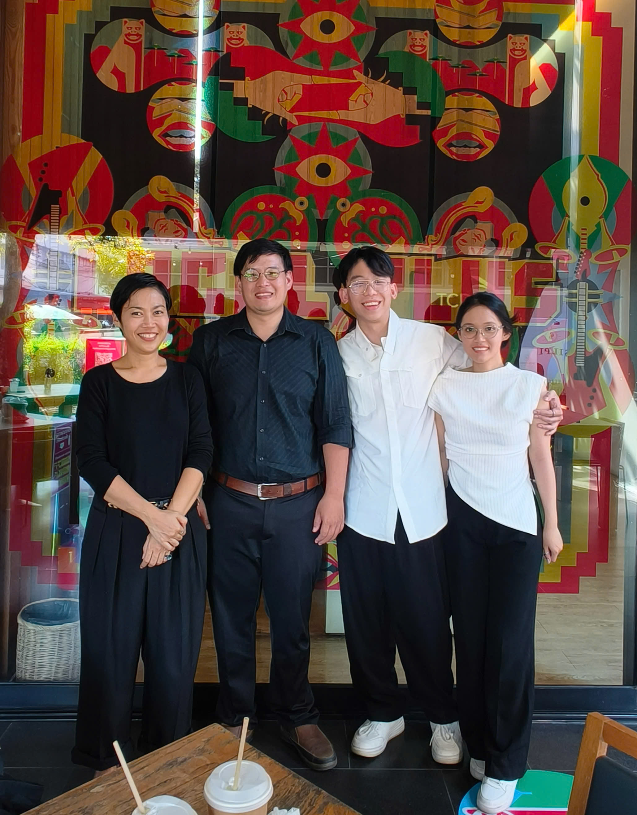 Đại diện VONTAGE cùng các đối tác điều hương chuyên nghiệp tại Thái Lan.  Từ trái qua: nhà điều hương Sirirat Laotup, nhà điều hương Kenji Chanthapoon, anh Bách Vũ đại diện Vontage, nhà điều hương Nguyễn Ngọc Tâm
