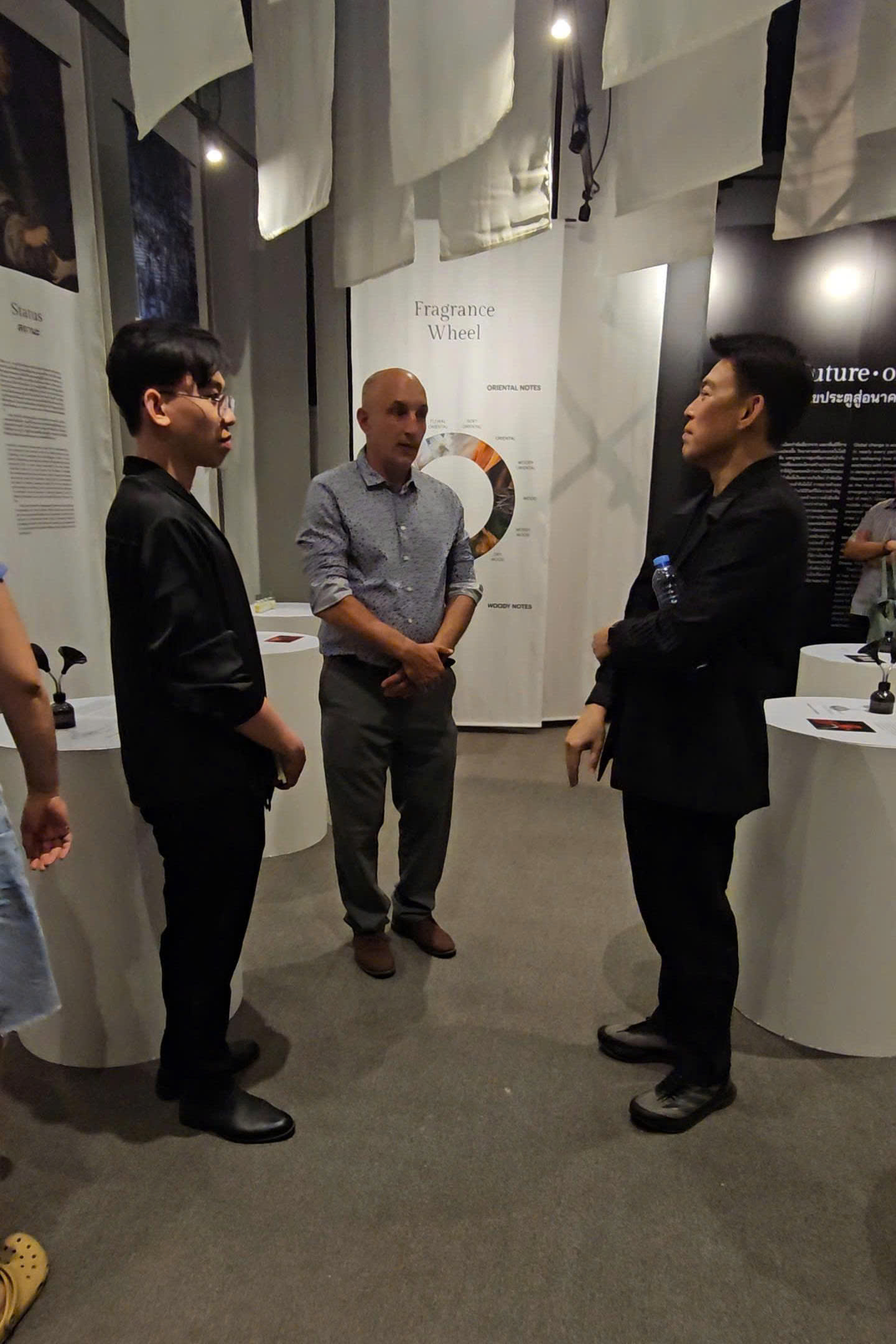 Từ trái qua: ông Bách Vũ đại diện Vontage, ông Thomas Pouplin đại diện LOsiam, ông Chaiyong Rattanangkoon chủ tịch CEA Thái Lan