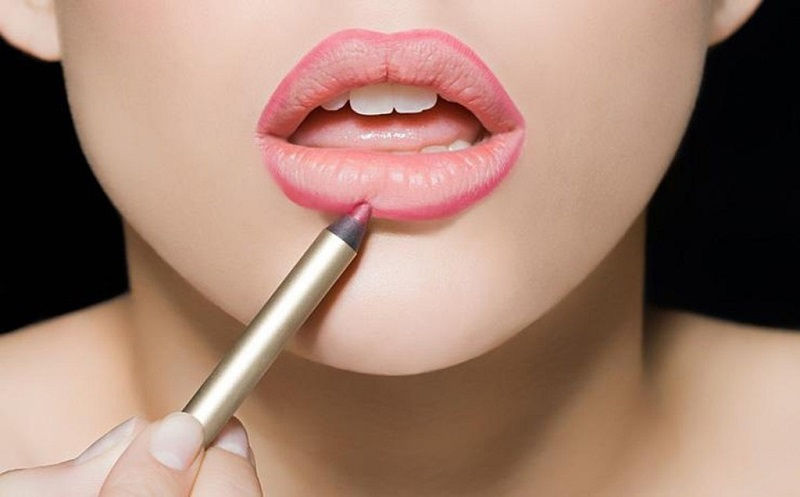 Kẻ viền môi giúp định hình đường viền tự nhiên của môi và khắc phục những khuyết điểm.