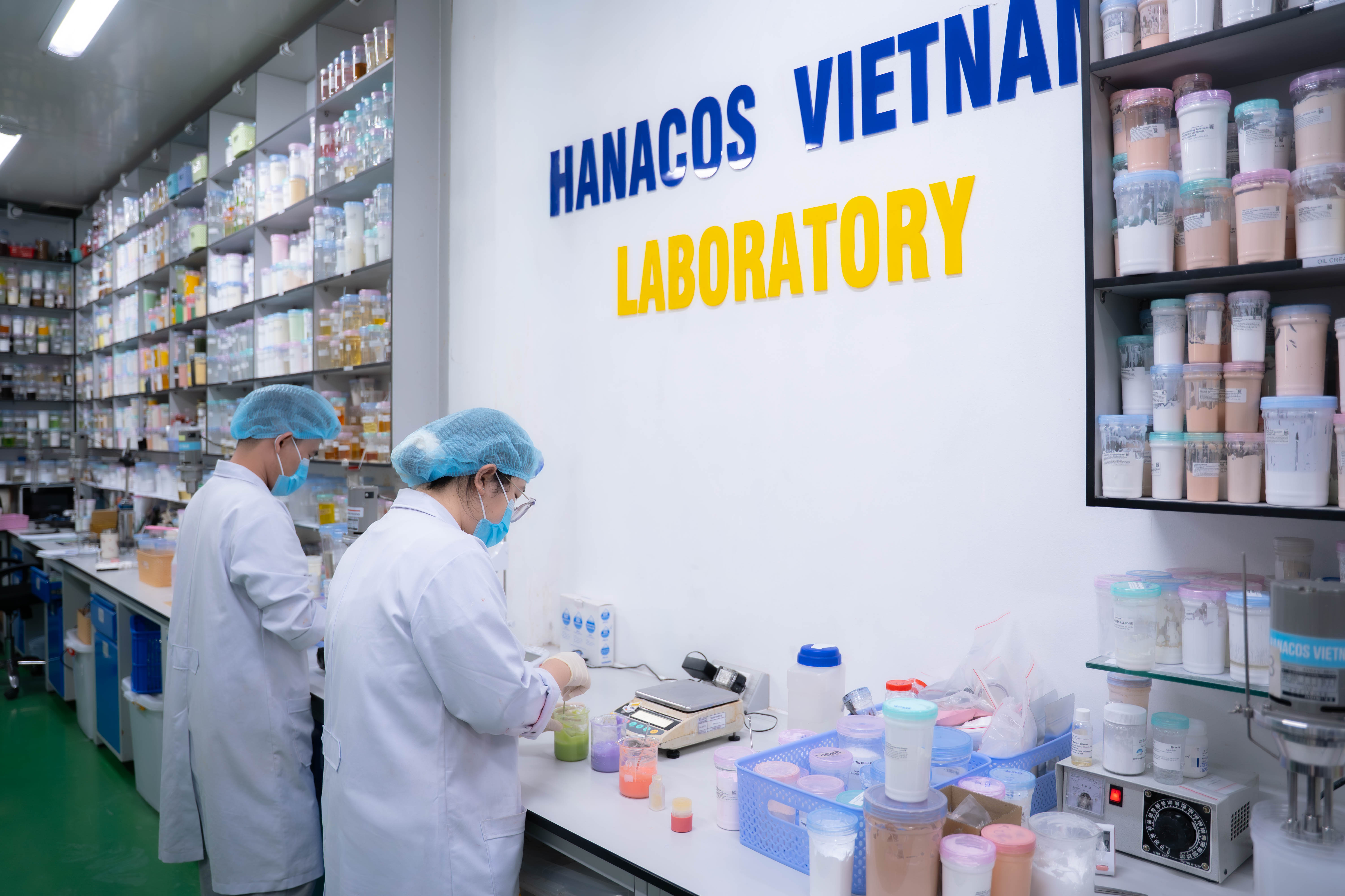 Hanacos Việt Nam luôn chú trọng đầu tư quy trình sản xuất mỹ phẩm chất lượng cao với máy móc hiện đại và đội ngũ chuyên gia nhiều năm kinh nghiệm.