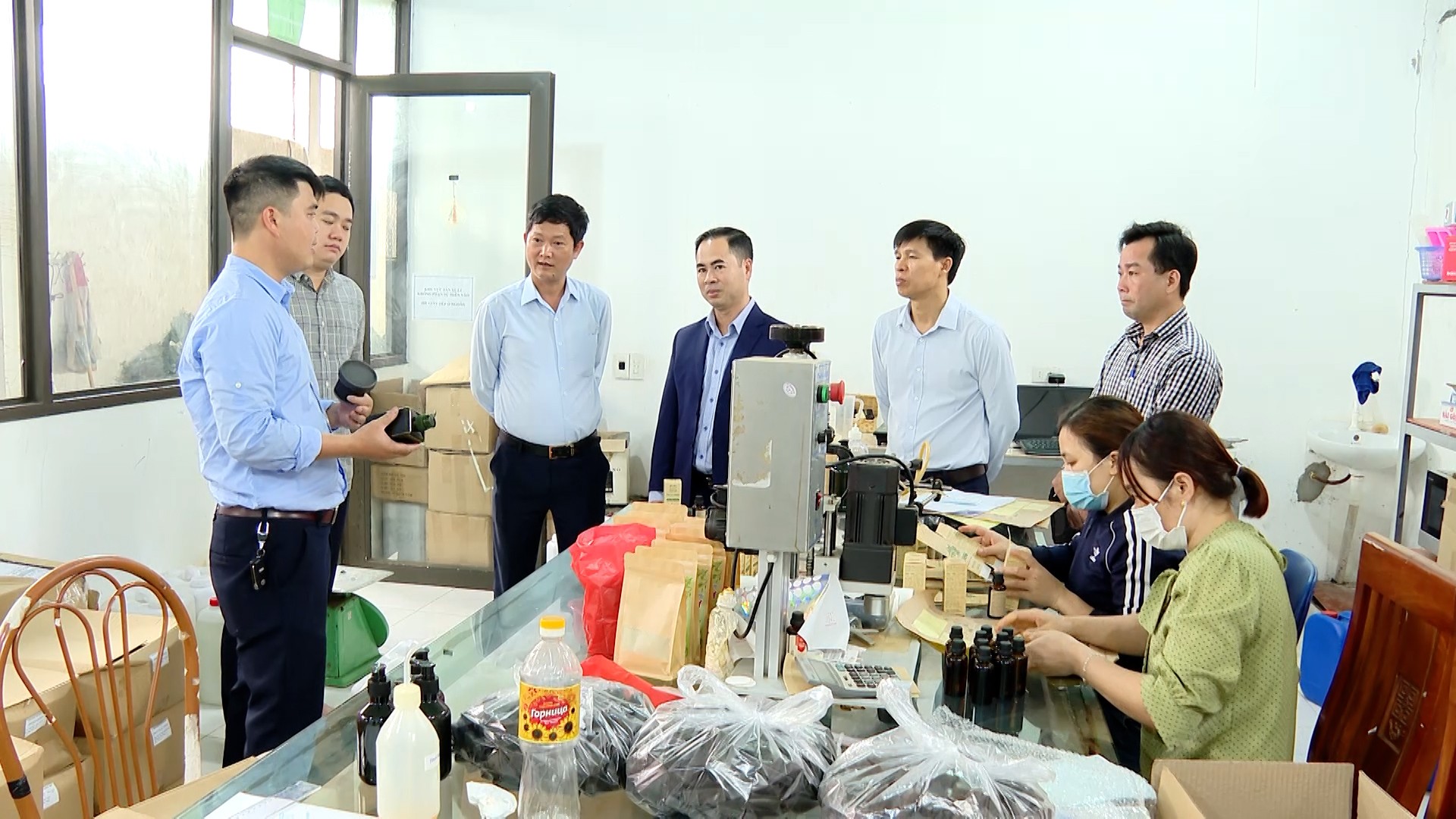 Anh Nguyễn Văn Dư (đứng ngoài cùng bên trái) Giám đốc Hợp tác xã Dược liệu Đông Sơn đang giới thiệu về sản phẩm tinh dầu tràm