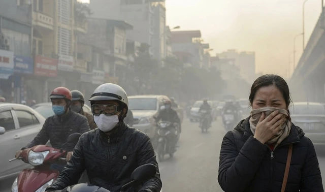 Không khí ô nhiễm với bụi mịn và khói xe là nguyên nhân chính khiến làn da bị stress oxy hóa, lão hóa và kích ứng. Hình minh họa