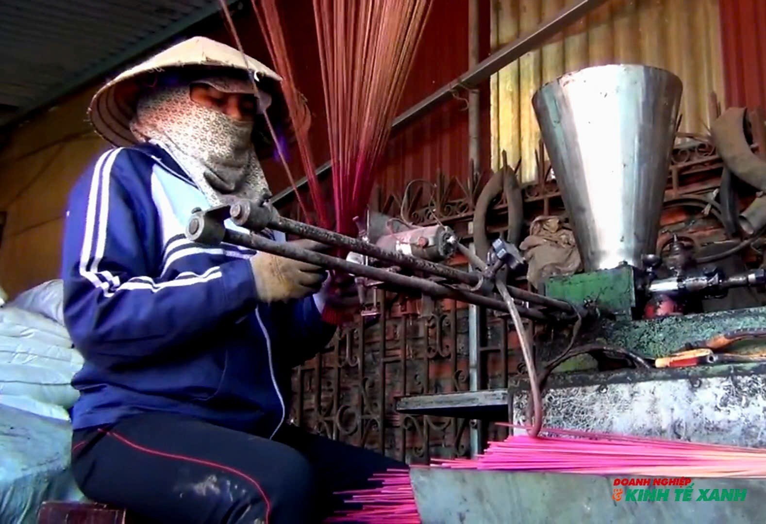 Nghề làm hương ở xã Trần Phú, TP Hải Phòng (xã Quốc Tuấn, huyện Nam Sách, tỉnh Hải Dương sau sáp nhập) có tuổi đời hàng trăm năm nay, đây cũng là nghề chính tạo việc làm và thu nhập cho người dân trên địa bàn, đồng thời đóng góp cho sự phát triển chung của xã.