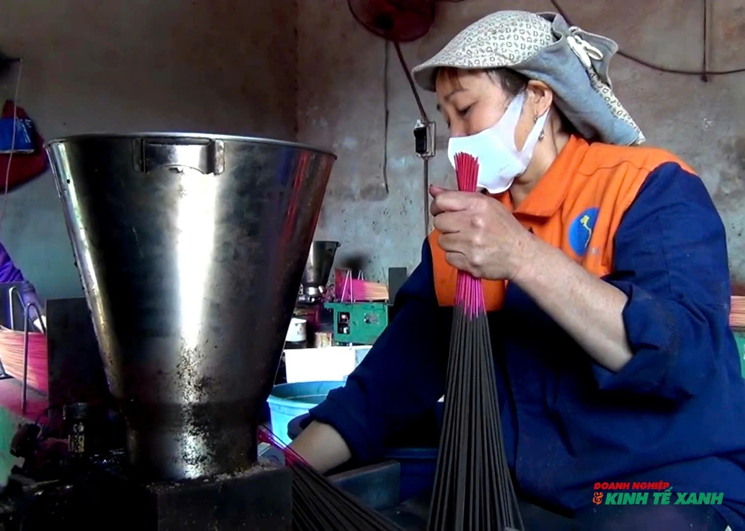 Tại 3 thôn được công nhận là làng nghề truyền thống gồm: An Xá, Ðông Thôn và Trực Trì hiện có gần 100 hộ gia đình sản xuất hương, khoảng 2.000 lao động, trong đó gần 50% số người ngoài độ tuổi lao động.