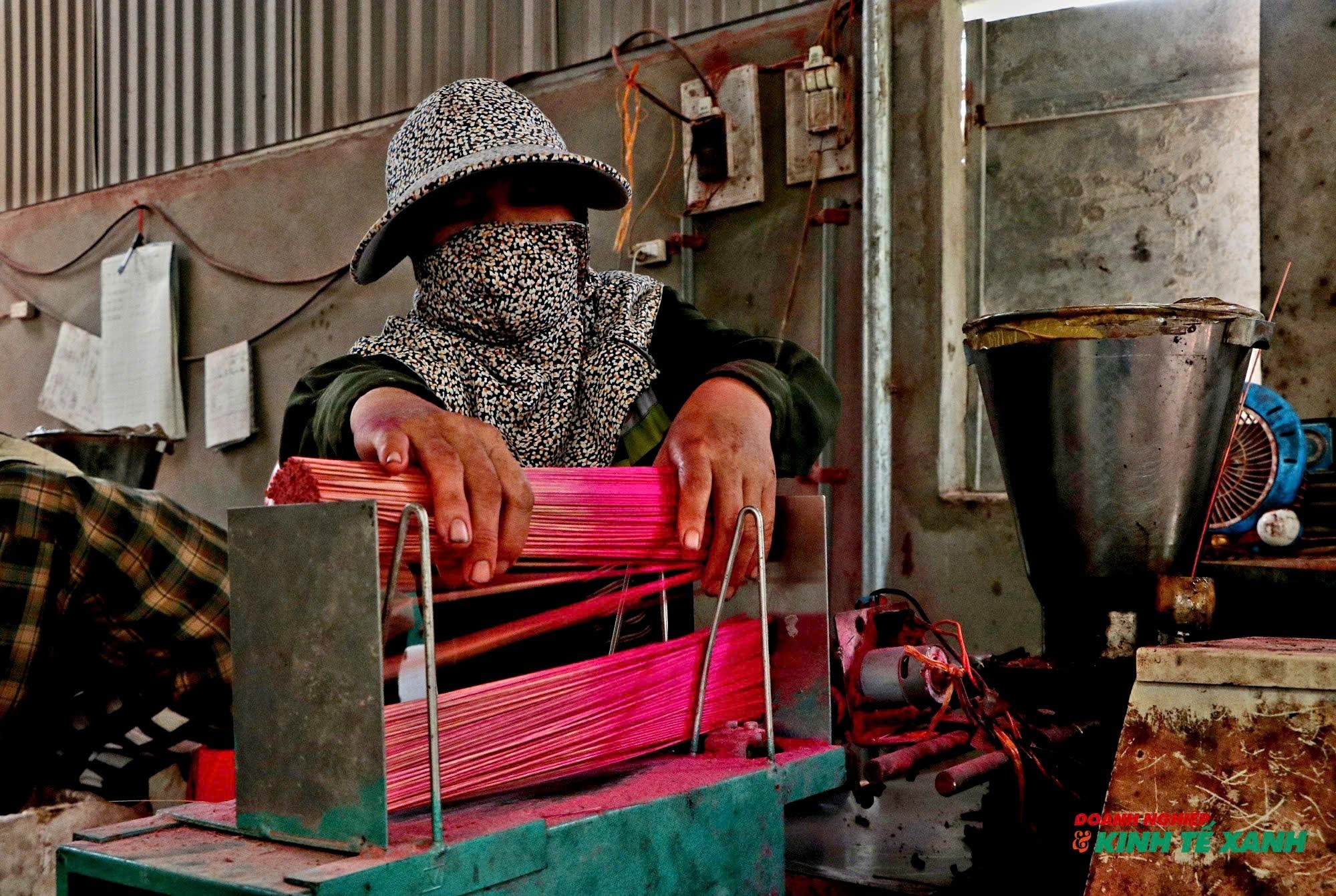 Những ngày này, khi về tới đầu xã, ai nấy cũng đều cảm nhận được mùi hương lan tỏa khắp bầu không khí. Để đáp ứng đủ nhu cầu cho thị trường, người dân nơi đây đều tất bật từ sáng sớm đến chiều muộn. Sáng thì trộn bột và bắn tăm hương, chiều thì tập trung vào phơi, sấy và đóng gói.