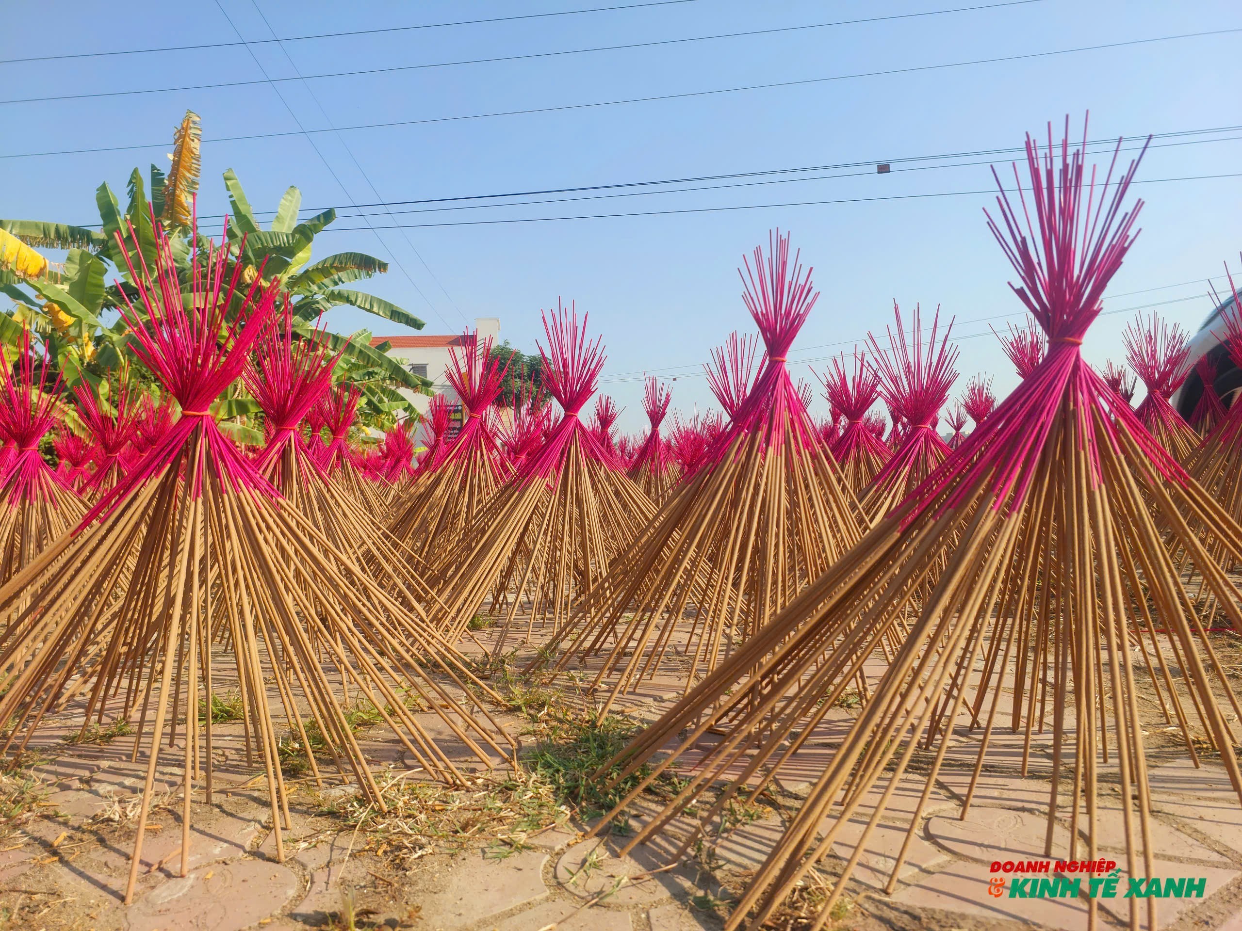 Là thế hệ thứ tư theo nghề làm hương truyền thống tại địa phương, ông Trần Văn Thọ (trú tại thôn Đông Thôn) cho biết, để làm ra một nén hương nhỏ không chỉ cần một bàn tay khéo léo mà phải có một cái tâm sáng. Bởi đây không đơn thuần là một sản phẩm hàng hóa, mà còn là một trong những yếu tố không thể thiếu trong tâm linh tín ngưỡng của dân tộc ta.