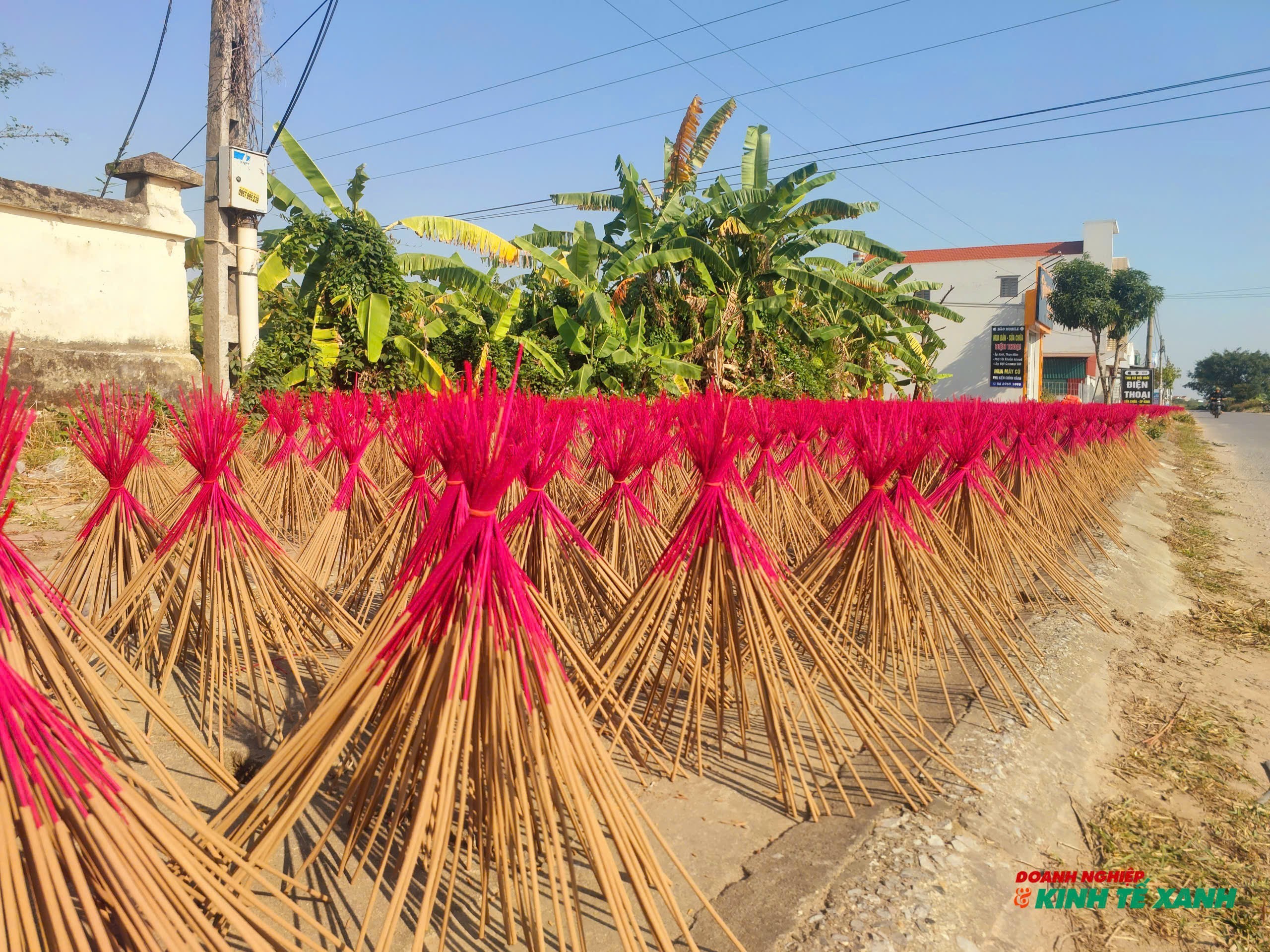 Anh Lê Công Hùng, chủ cơ sở sản xuất hương trầm Đức Hùng ở xã Quốc Tuấn là thế hệ thứ hai kế thừa nghề truyền thống của gia đình cho hay: “Cơ sở của anh hiện có 4 sản phẩm đã được chứng nhận OCOP 4 sao nên đã được bày bán tại nhiều hệ thống siêu thị lớn. Sản phẩm chất lượng được nhiều người biết đến nên sản lượng tiêu thụ tăng nhiều so với trước. Để có đủ hàng cung ứng cho thị trường dịp Tết, gia đình anh đã phải huy động thêm 10 nhân công tại địa phương nhưng vẫn lo lắng sợ sản xuất không đủ nhu cầu của thị trường”.