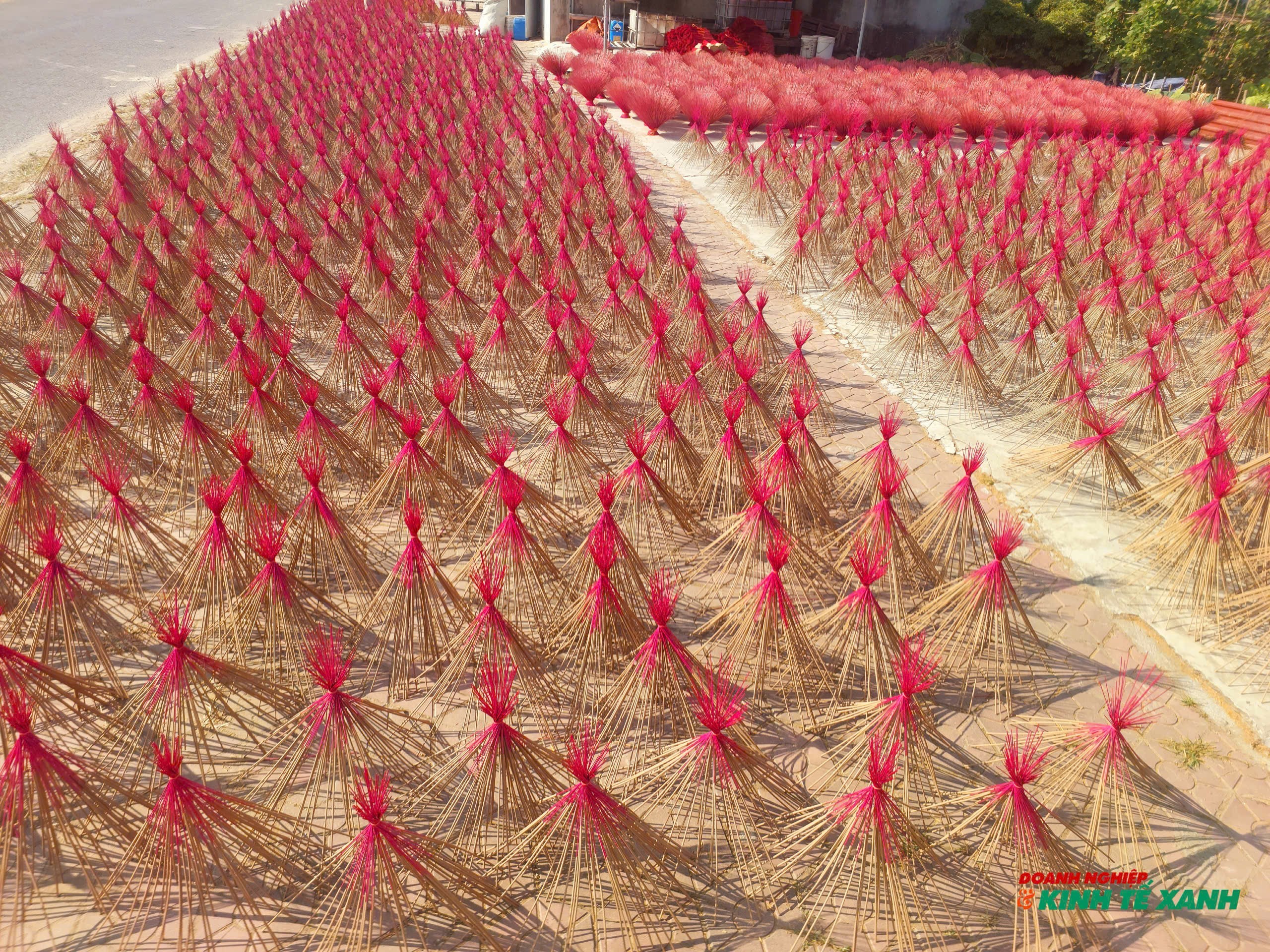 Nắm bắt được nhu cầu thị trường về loại hương truyền thống ngày càng lớn, nhiều hộ gia đình ở xã đã mở rộng sản xuất, áp dụng tiến bộ khoa học kỹ thuật vào sản xuất số lượng lớn với bí quyết gia truyền. Việc mở mang sản xuất đã tạo công ăn việc làm ổn định cho nhiều lao động địa phương với mức thu nhập khá.