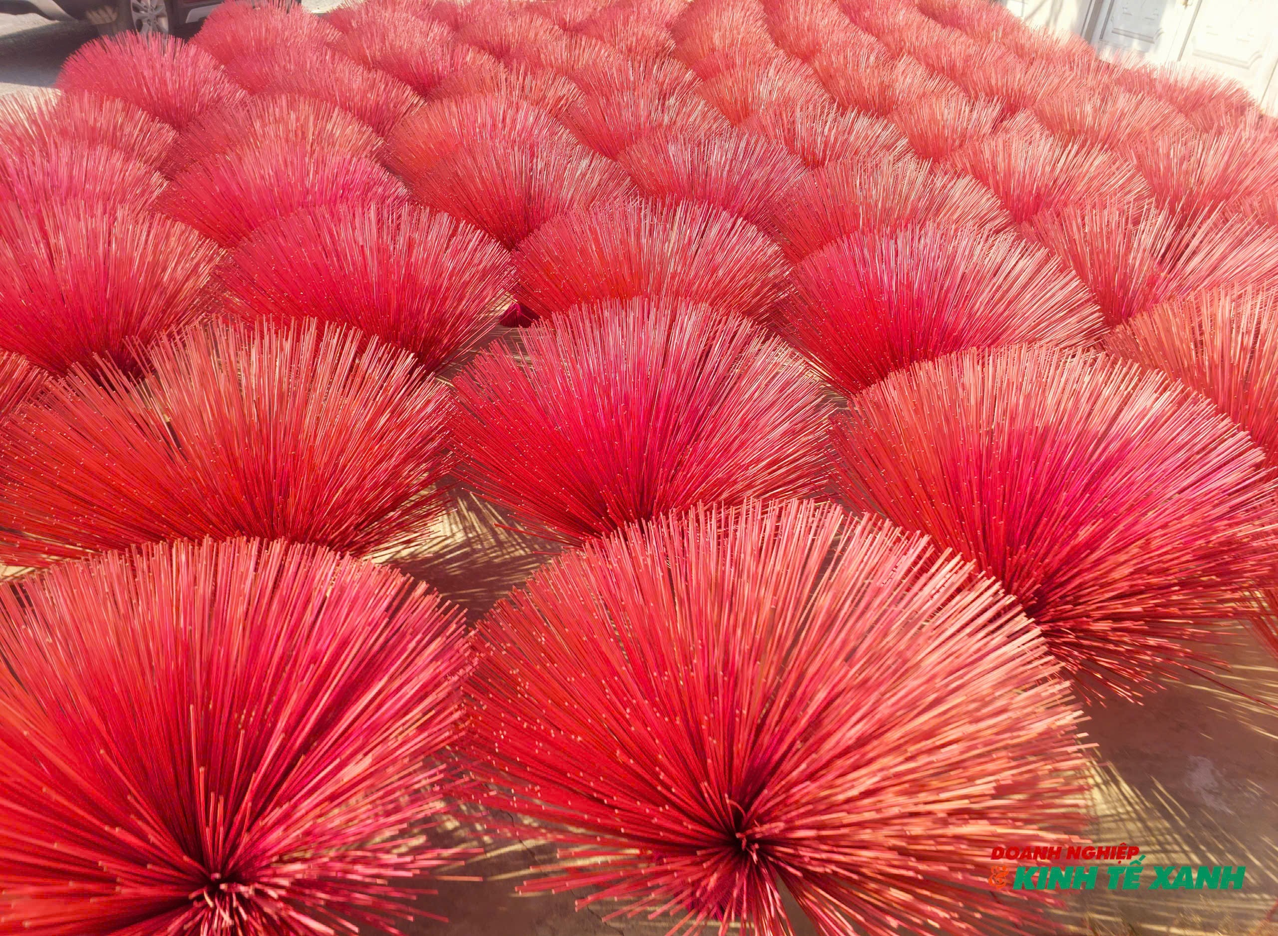 Khắp làng trên, xóm dưới, từ trong nhà ra ngõ tại 3 thôn làng nghề làm hương ở xã Trần Phú đều tràn ngập những bó hương đỏ rực như những bông hoa đón ánh nắng mặt trời.