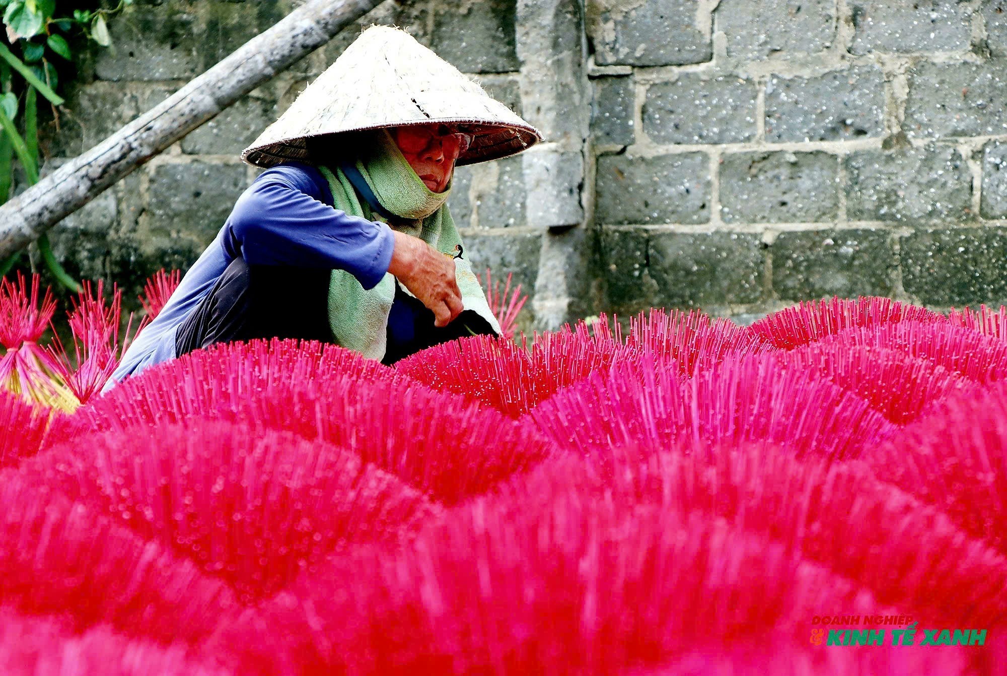 Công việc làm hương không quá nặng nhọc nên thậm chí từ trẻ nhỏ hay những cụ già đã ngoài 70 tuổi cũng vui vẻ tham gia phụ giúp gia đình vào những dịp này.