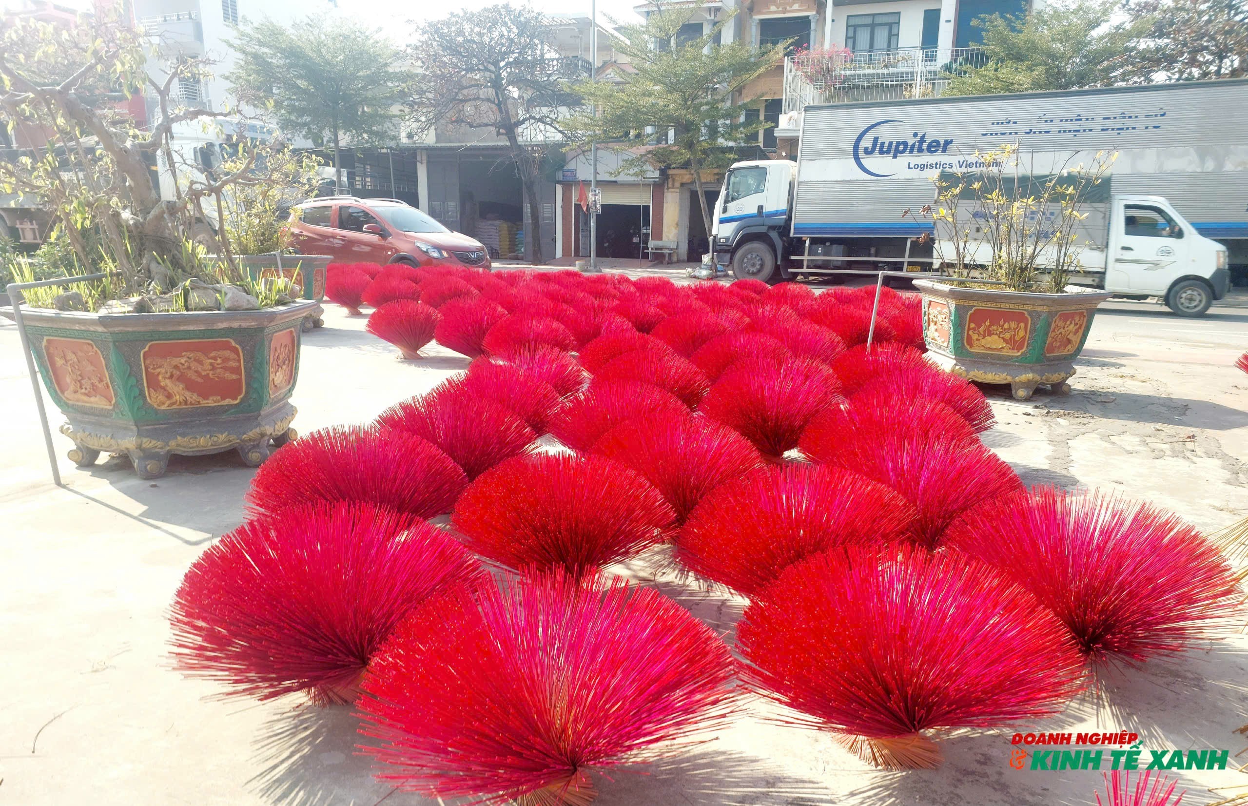 Tranh thủ những ngày thời tiết nắng đẹp, người dân nơi đây tận dụng khoảng sân trống để phơi que hương, bởi que hương được phơi khô bằng ánh nắng tự nhiên thì mới cho ra chất lượng những vòng hương đẹp.