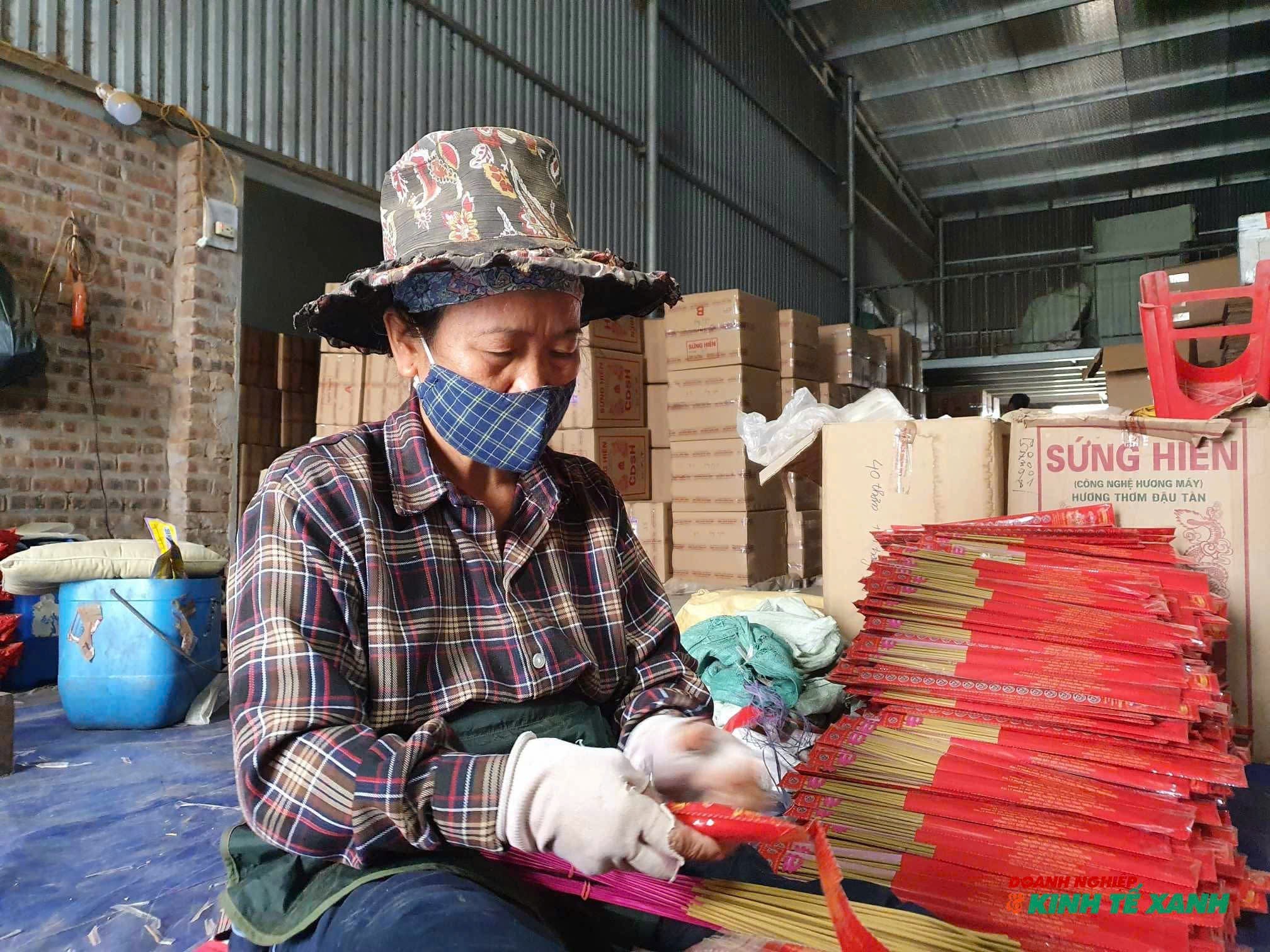 Những người dân nơi đây đã quá quen thuộc với công việc nên thoăn thoắt đong đếm từng thẻ hương cho vào túi để hoàn thiện khâu cuối cùng trước khi xuất hàng ra thị trường.