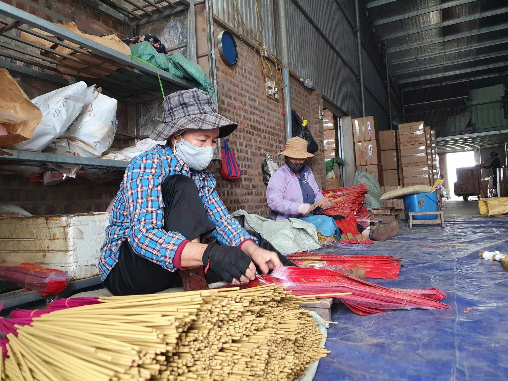 Rồi đây, những thẻ hương thơm ngát mang hơi thở làng nghề truyền thống sẽ được xuất ra thị trường, đến từng gia đình trong dịp Tết cổ truyền của dân tộc.