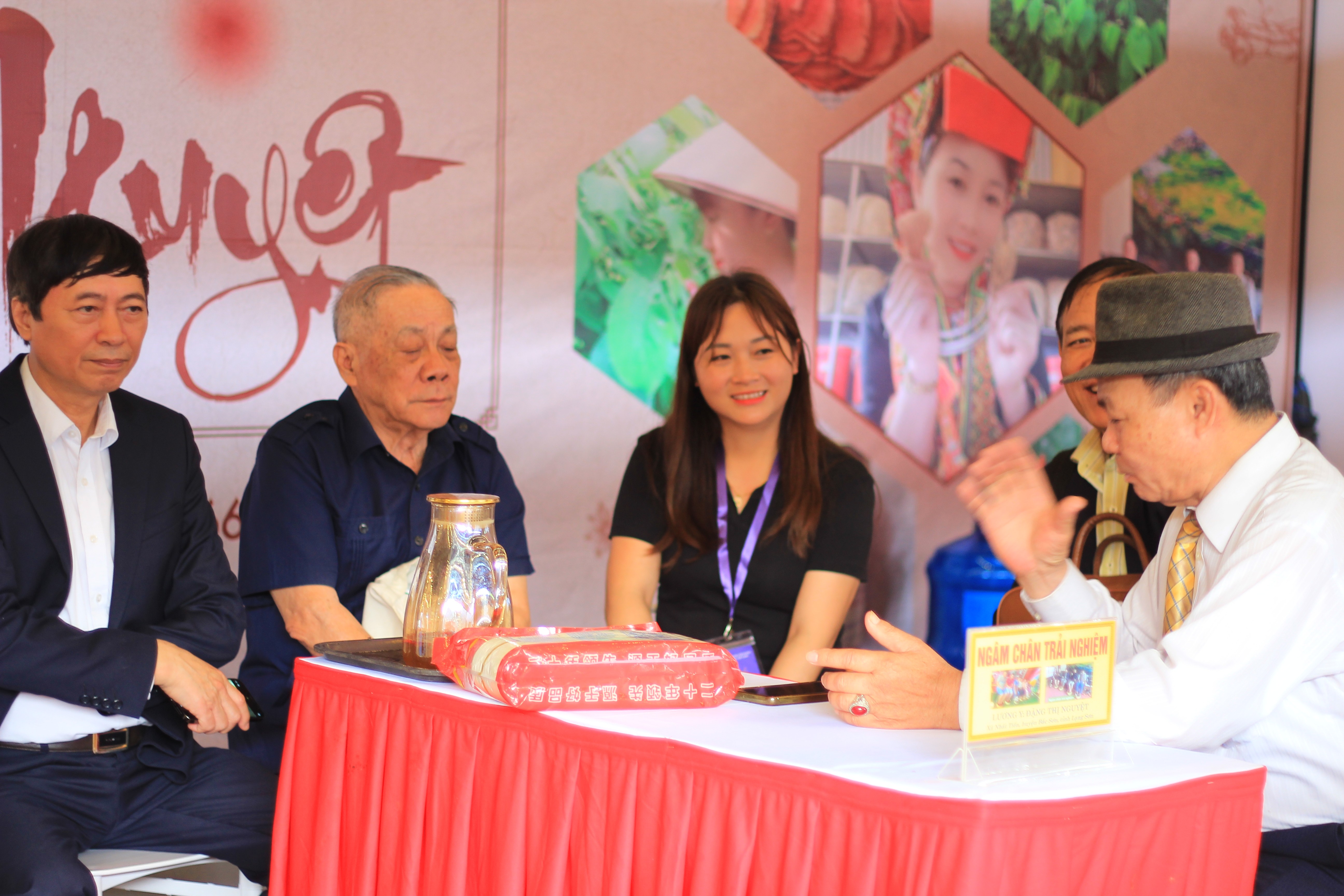 Chuyên gia và doanh nghiệp trao đổi kinh nghiệm về phát triển sản xuất dược liệu.