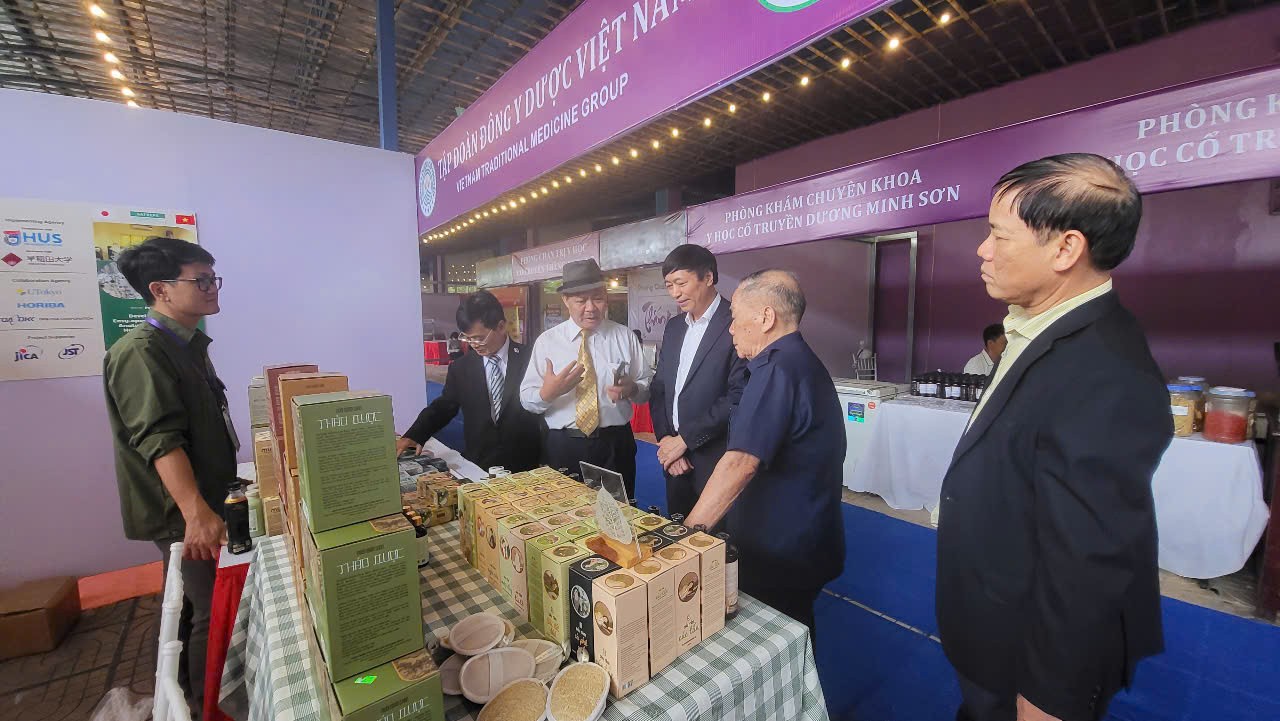 Các đại biểu đi thăm gian hàng dược liệu tại Festival Tinh Hoa Đông Y Dược Việt Nam.