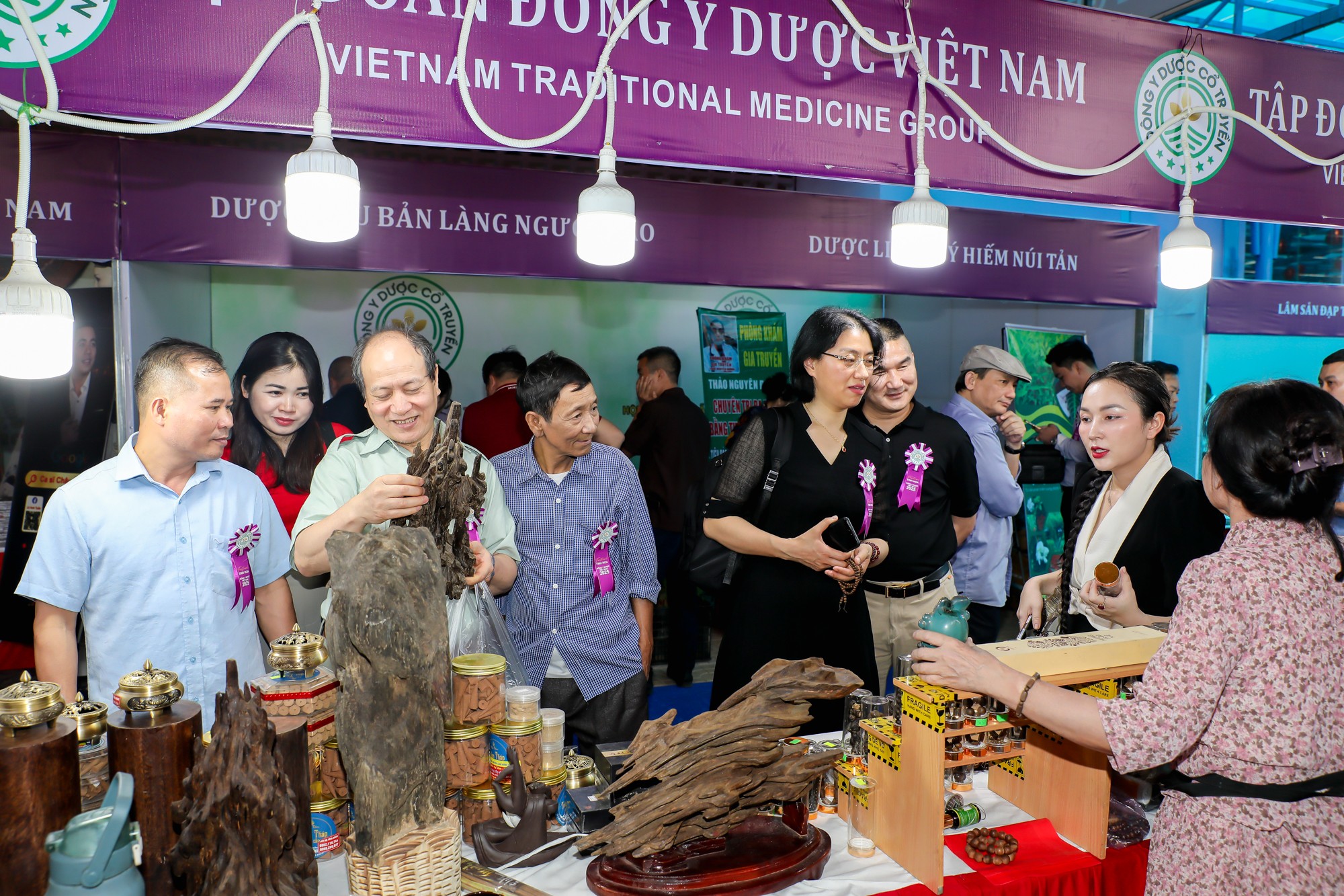 Các đại biểu đi thăm gian hàng dược liệu tại Festival Tinh Hoa Đông Y Dược Việt Nam.