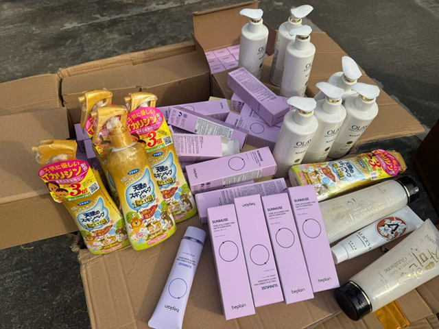 Khám xét chỗ ở của các đối tượng, lực lượng chức năng thu giữ hơn 25 tấn mỹ phẩm không rõ nguồn gốc xuất xứ.