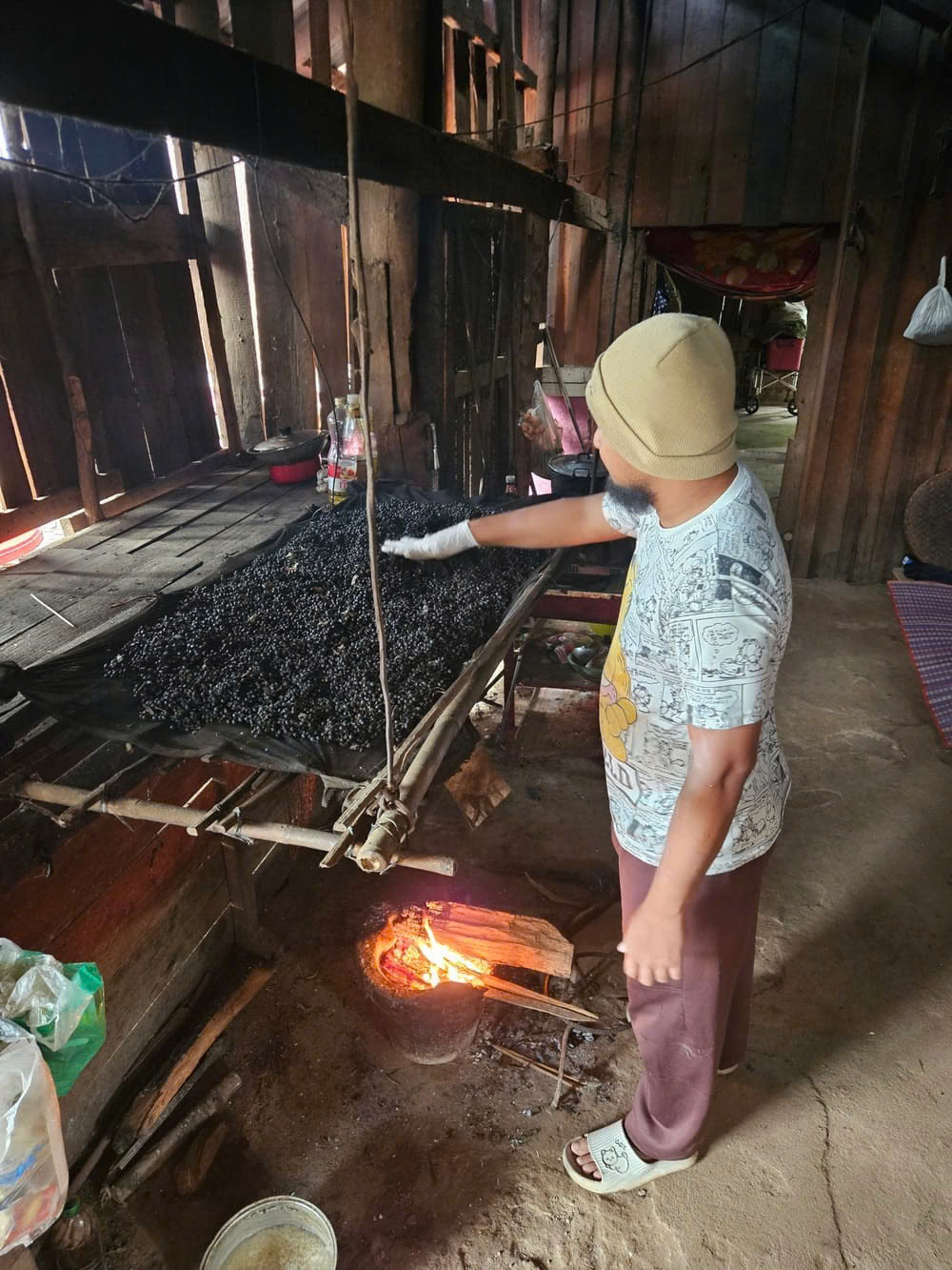 Quy trình xử lý nguyên liệu đặc biệt thuần thủ công để sản xuất tinh dầu tại LOsiam