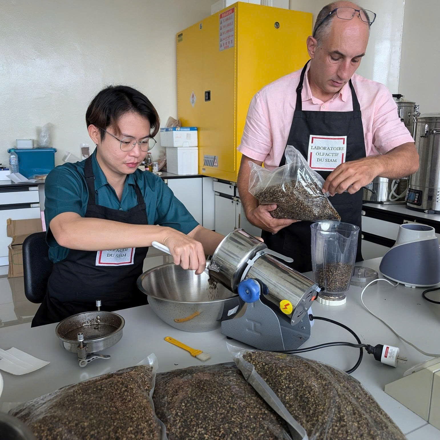 Cận cảnh quá trình xử lý nguyên liệu thô trước khi chưng cất tinh dầu