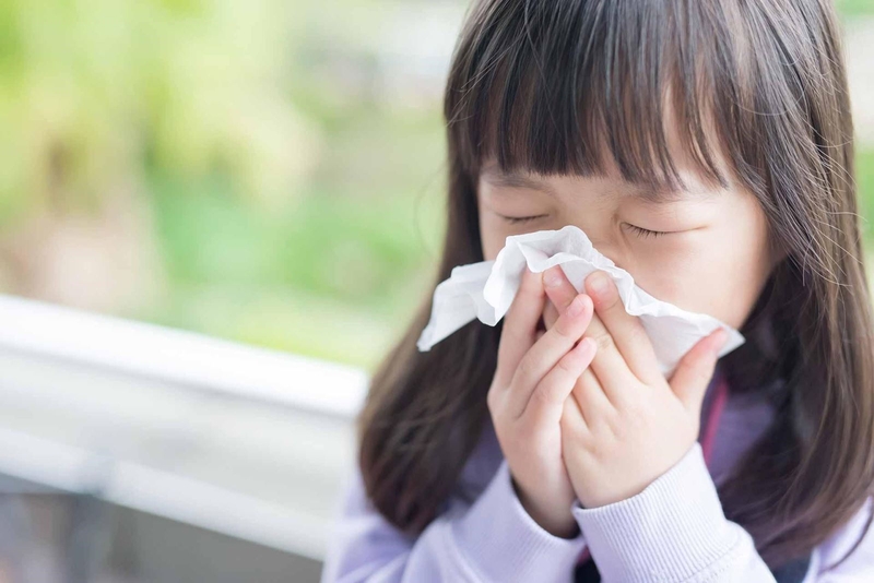 Thời tiết giao mùa, nhiệt độ thay đổi thất thường khiến hệ miễn dịch của cơ thể suy yếu và dễ nhiễm cúm mùa