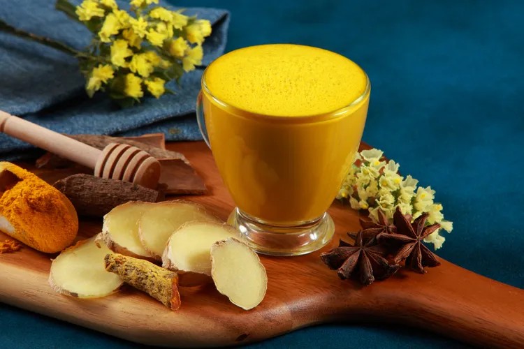 Thành phần hoạt tính chính trong nghệ là curcumin làm chậm quá trình lão hóa da, giúp làn da mịn màng hơn.