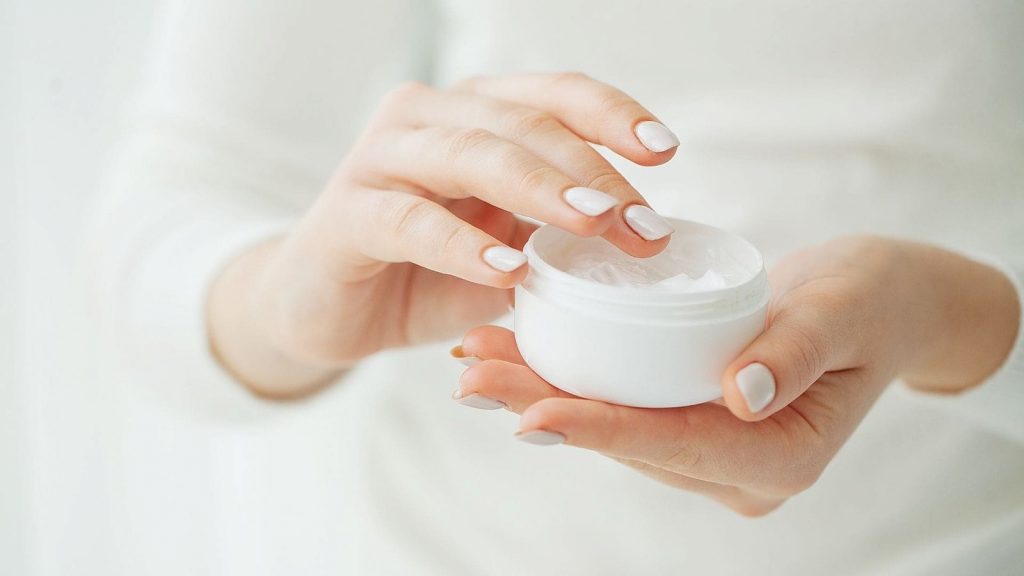 Dùng kem dưỡng ẩm chăm sóc da mùa đông cần có kết cấu đặc và mịn hơn.