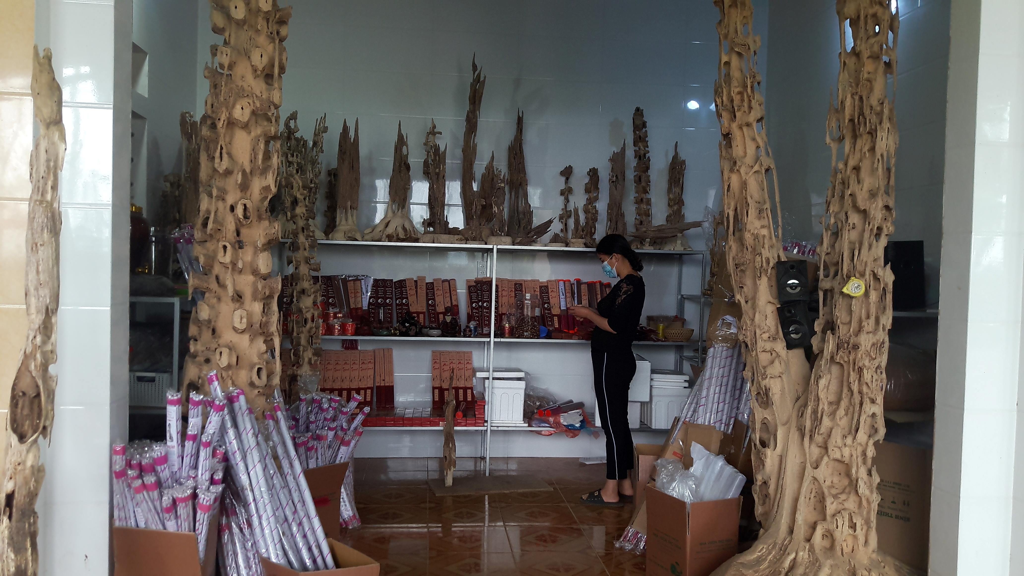 Những sản phẩm được chế tác từ cây gió trầm không chỉ được bán ở thị trường trong nước mà còn được bán đi nước ngoài.