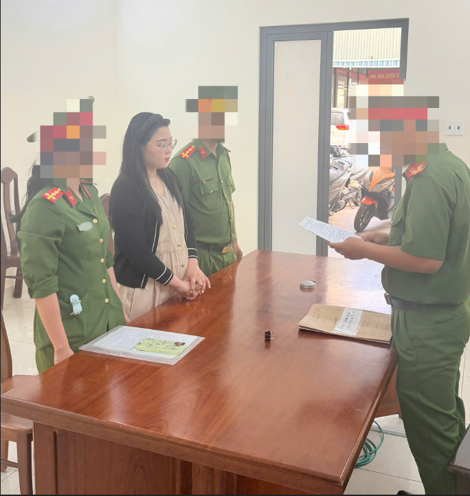 Cơ quan Cảnh sát điều tra tống đạt các quyết định tố tụng đối với Hồ Thị Dung Thoa về việc sản xuất mỹ phẩm giả. Ảnh: CAKH