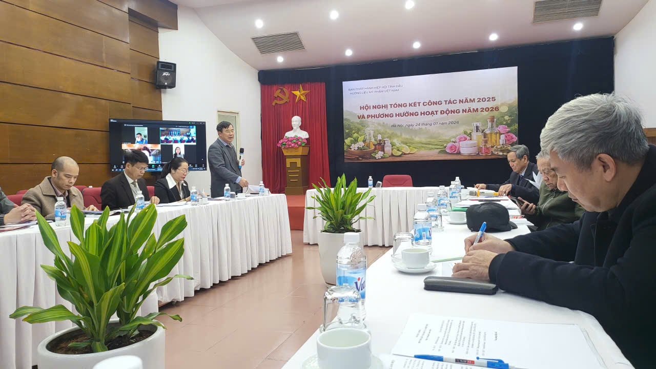 Đồng chí Ngô Đại Quang, Phó Chủ tịch kiêm Tổng Thư ký Hiệp Hội báo cáo tổng kết công tác ngành mỹ phẩm năm 2025, phương hướng hoạt động năm 2026 tại Hội nghị của VOCA