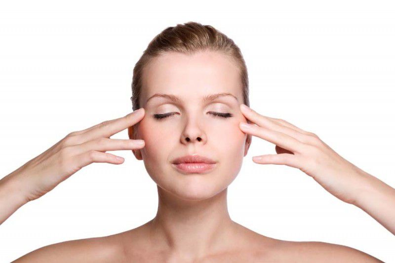 Mí mắt trên có thể bị sụp một phần hoặc toàn bộ, khiến khó mở mắt to.